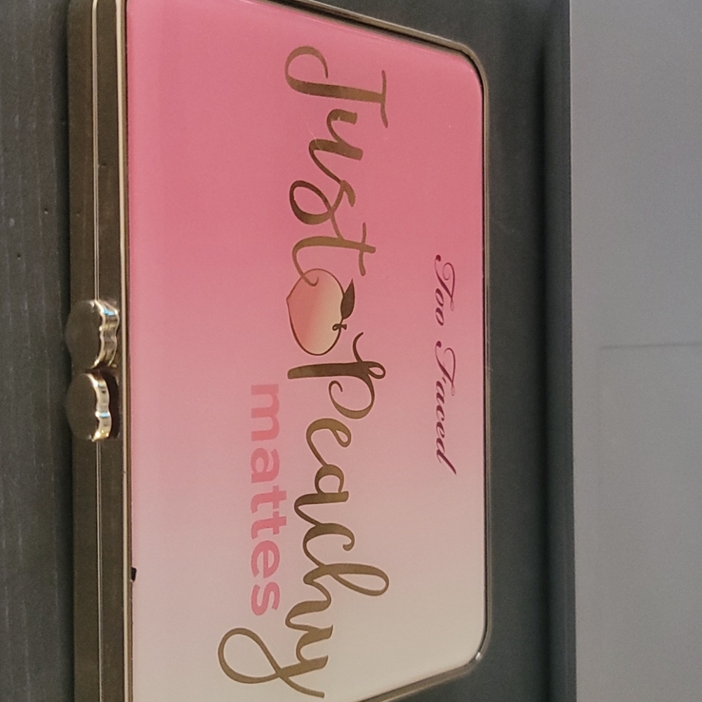 Too faced Just Peachy eyeshadow pallet